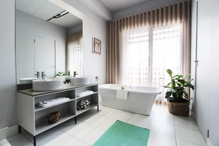Hallmark House-Suite-bathroom 2-700